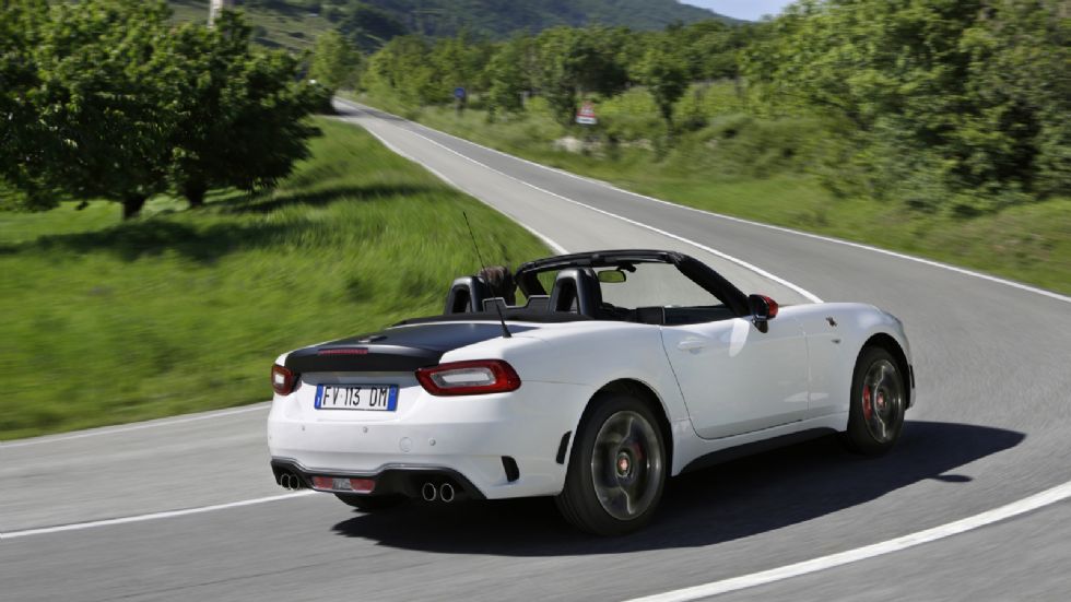 Ελαφρύ, πισωκίνητο και fun to drive είναι το Fiat 124 Spider.